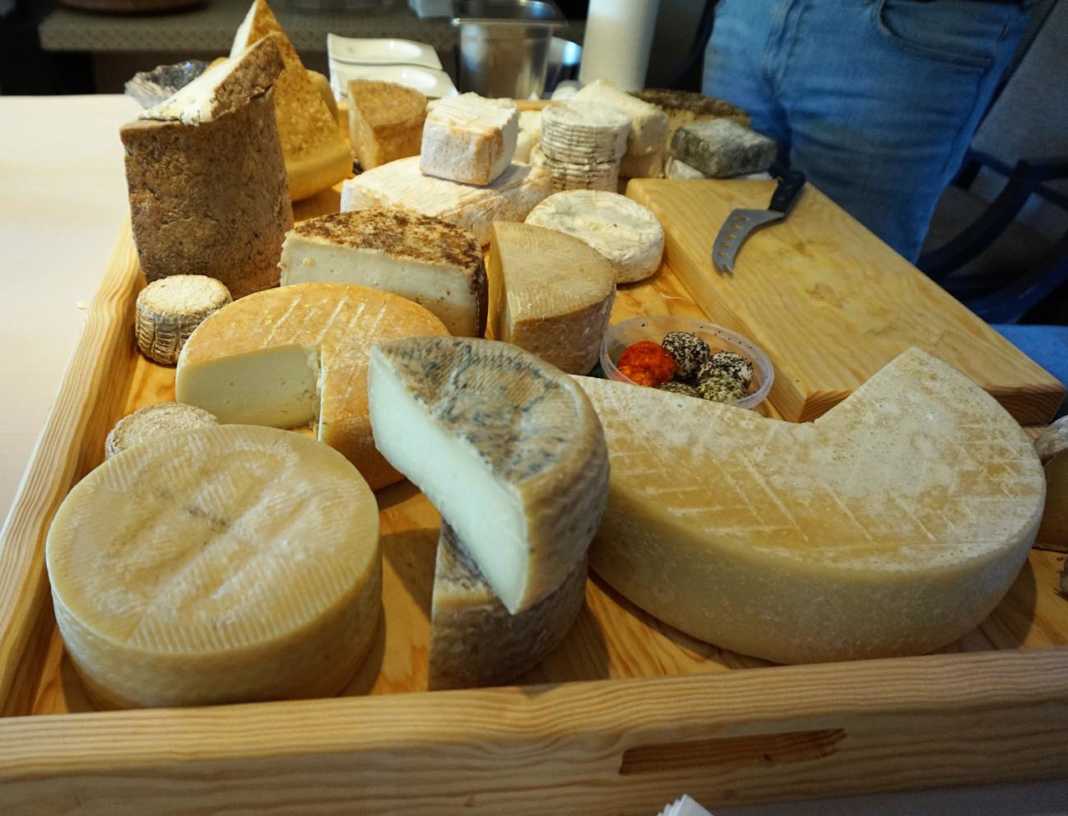 Tabla de quesos en restaurante El Lago