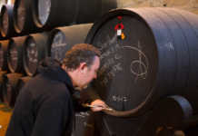 Albert Adriá firma una Bota de Tío Pepe Gonzalez Byass y Albert Adriá