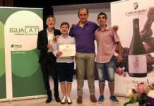 Bodega Carlos Moro y la Asociación Igual a Ti juntos en un premio.