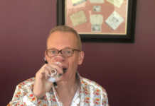 Tim Atkin catando en Rioja.