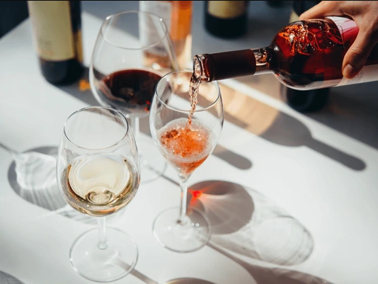 EL ARTE DE CATAR VINOS: CONSEJOS PARA PRINCIPIANTES.