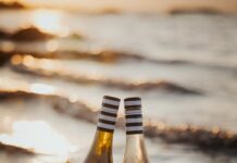 Entrecanales Domecq e Hijos y el Athletic Club han sellado un acuerdo, por el que Glorioso será el vino oficial en las próximas temporadas. La firma que ha reunido a Gonzalo Entrecanales, presidente del grupo de bodegas y a Jon Uriarte, presidente del Athletic Club ha tenido lugar en el estadio de San Mamés. En palabras de Gonzalo Entrecanales, “Con este acuerdo Glorioso vuelve a su origen, a Bilbao. Estamos muy orgullosos de unirnos al Athletic Club, con el que compartimos las raíces comunes en el País Vasco y una historia centenaria. Un equipo y una afición con una identidad y valores completamente alineados con la filosofía de Glorioso”. Para conmemorar el acuerdo, Bodegas Cosme Palacio ha anunciado el lanzamiento de dos ediciones limitadas de Glorioso: Crianza 2019 y Reserva 2018. Estas ediciones especiales estarán presentes en las zonas de restauración del San Mamés, así como en los palcos. De esta forma, todos los seguidores del club podrán celebrar con Glorioso los éxitos del club.