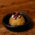 Osborne bomba de patata carrillera ibérica Cinco Jotas y tartar de salchichón Cinco Jotas (002)