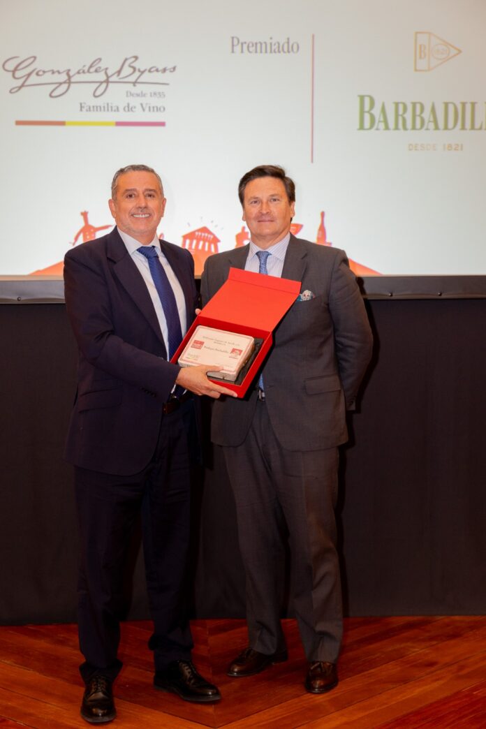 Barbadillo Alvaro Ales, Director de Marketing de Barbadillo recibe el premio de Vicente Ramos Gerente Comercial de Gonzalez Byass (1)