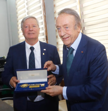 CURICÓ (CHILE) ENTREGA A MIGUEL A. TORRES LAS LLAVES DE LA CIUDAD