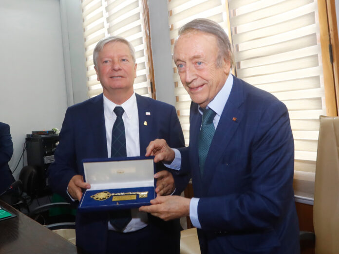 Torres. Curicó entrega Llaves de la Ciudad a Miguel A. Torres 2