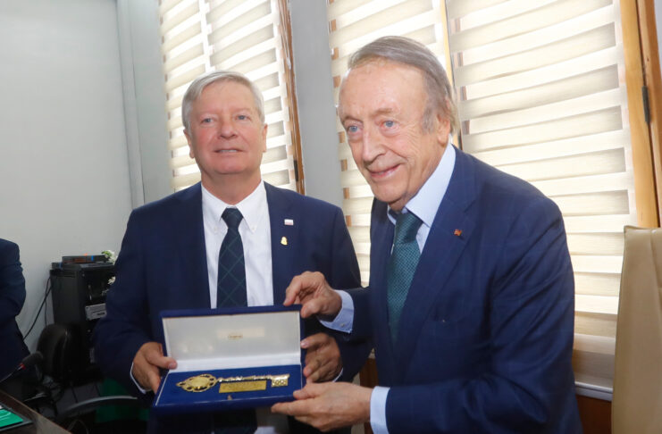 CURICÓ (CHILE) ENTREGA A MIGUEL A. TORRES LAS LLAVES DE LA CIUDAD